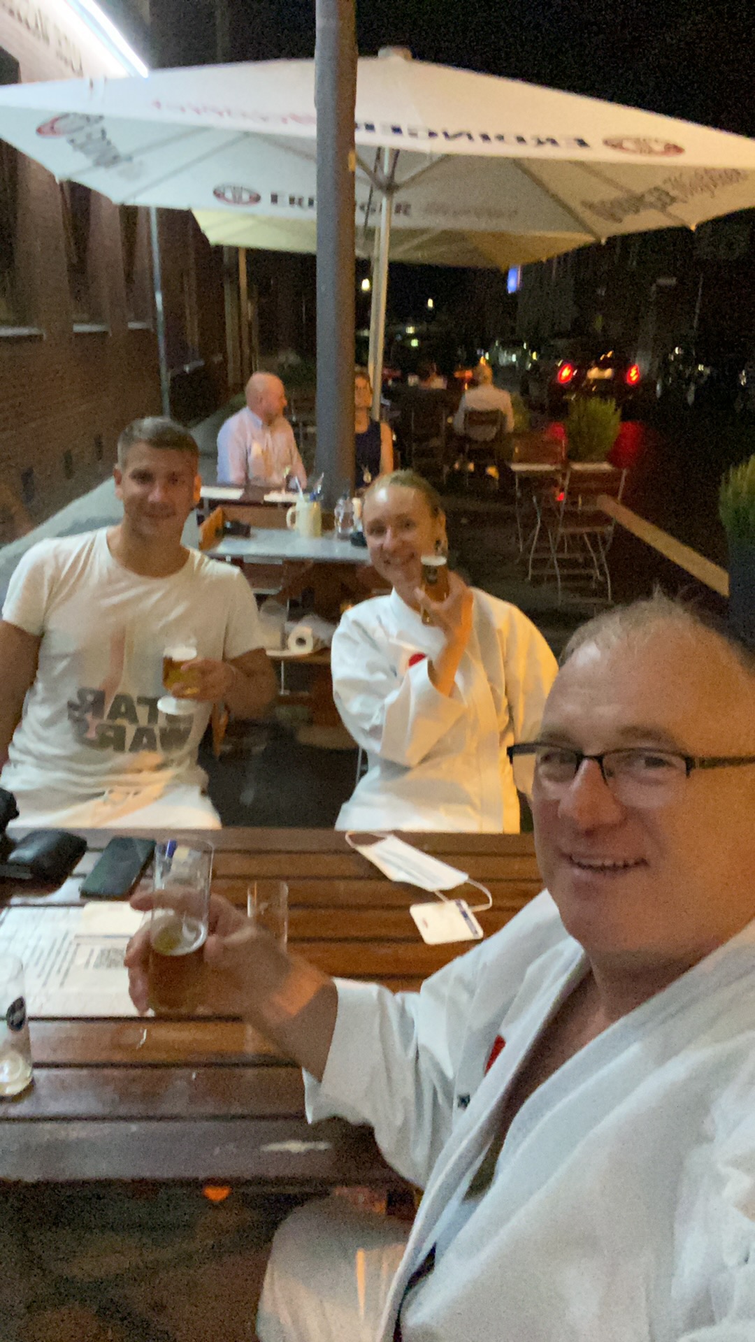Nach dem Training im Biergarten – Anstoßen in Karate-Gi