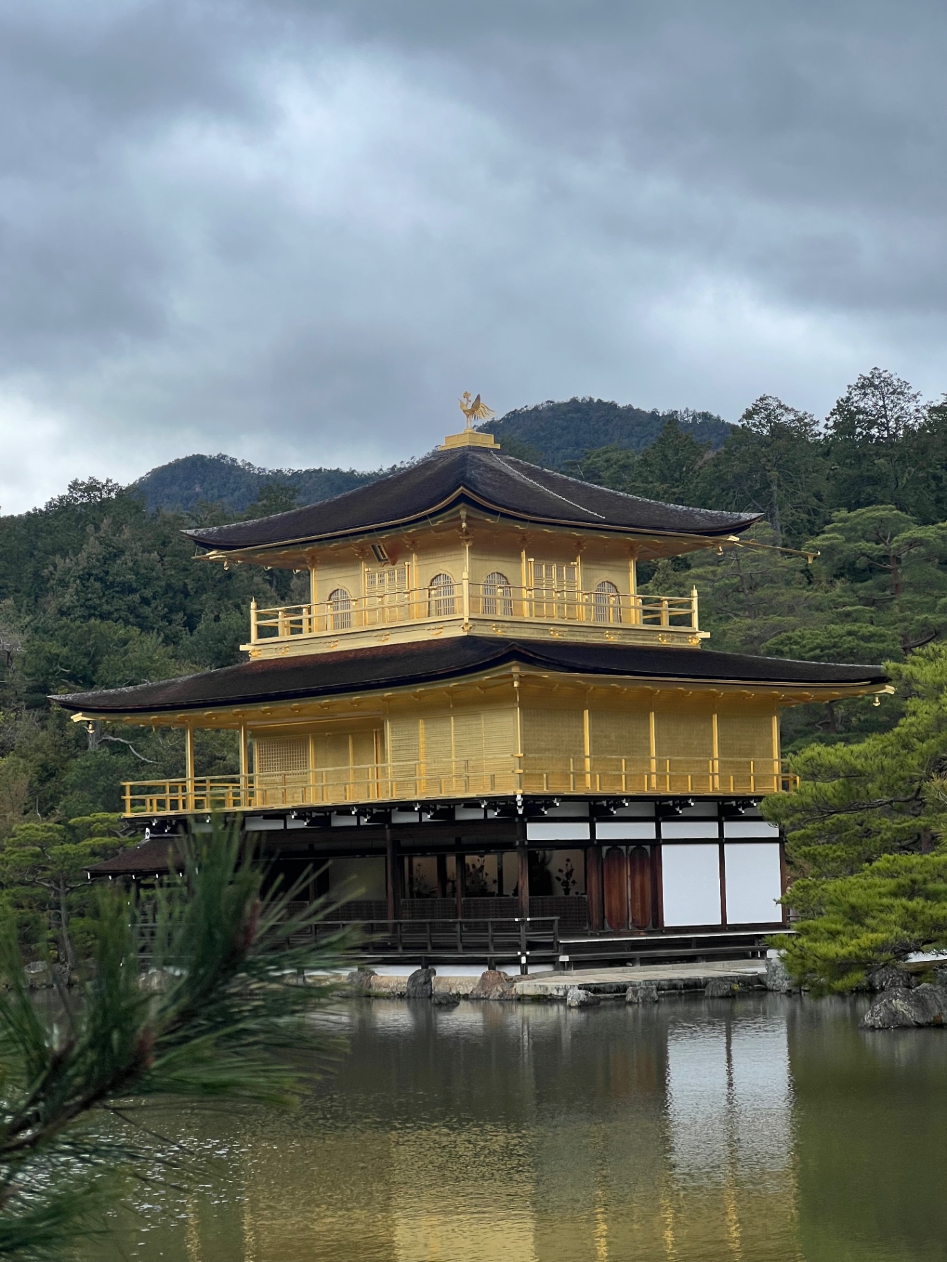 Kinkaku-ji, der Goldene Pavillon in Kyoto, spiegelt sich im Teich