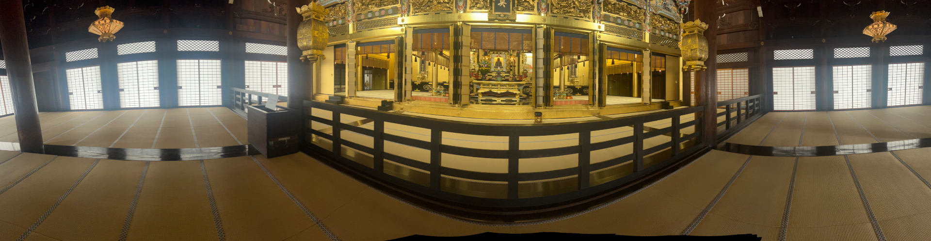 Panoramablick in eine weite Tempelhalle mit Tatami und goldenem Altarraum
