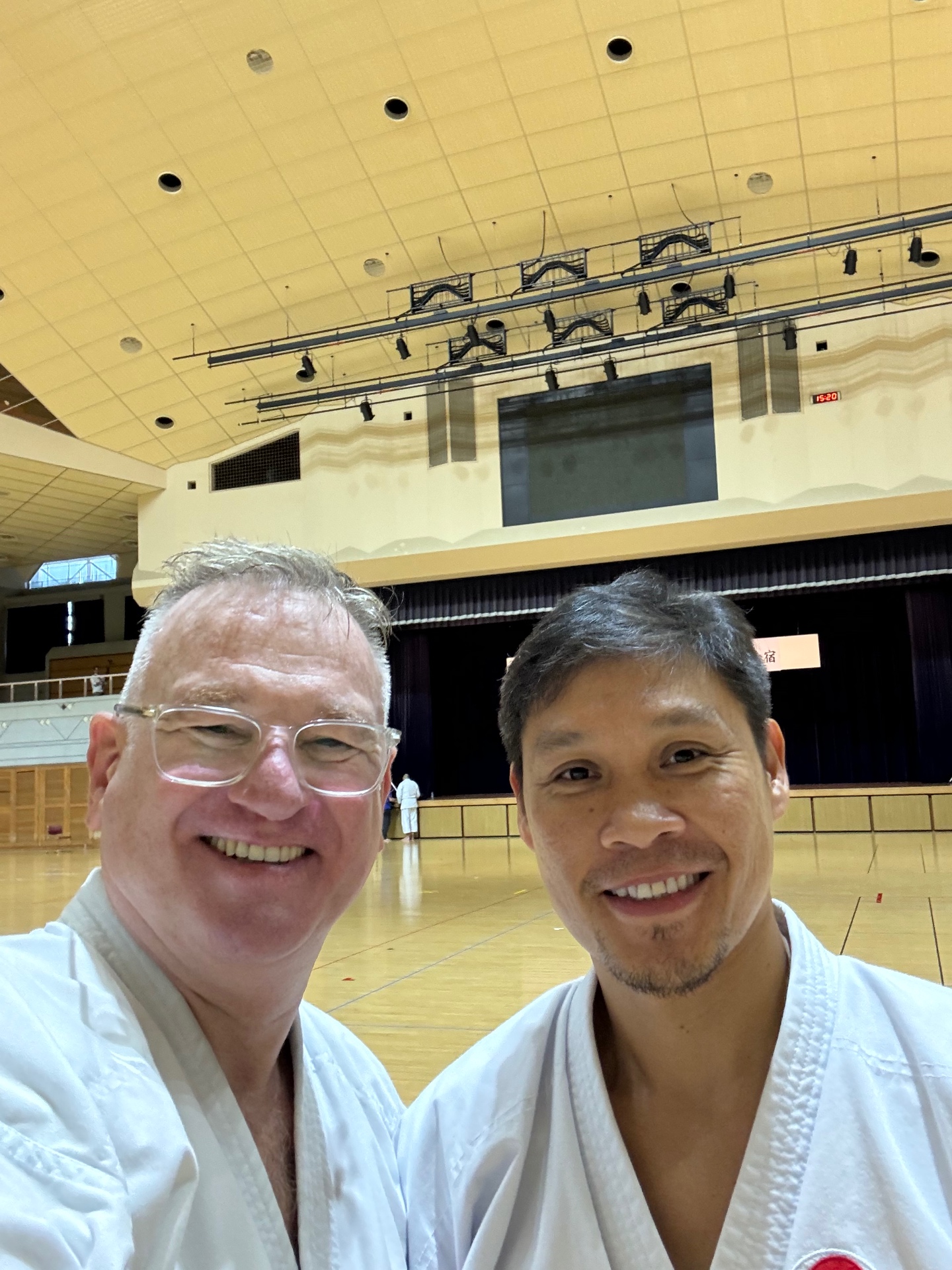 Selfie mit japanischem Karateka vor der Bühne in der Trainingshalle