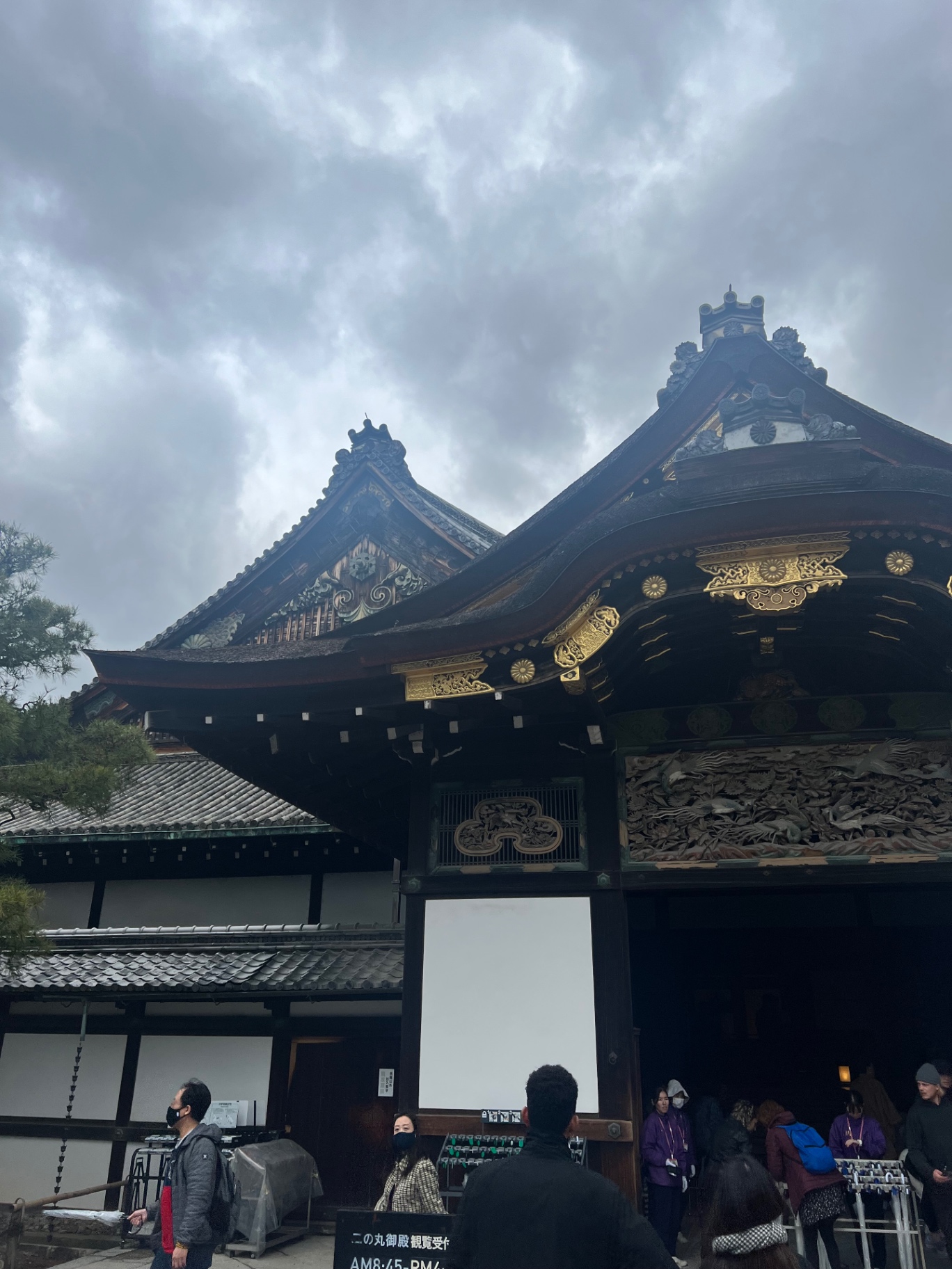 Reich verziertes Tor des Ninomaru-Palasts der Nijō-Burg in Kyoto