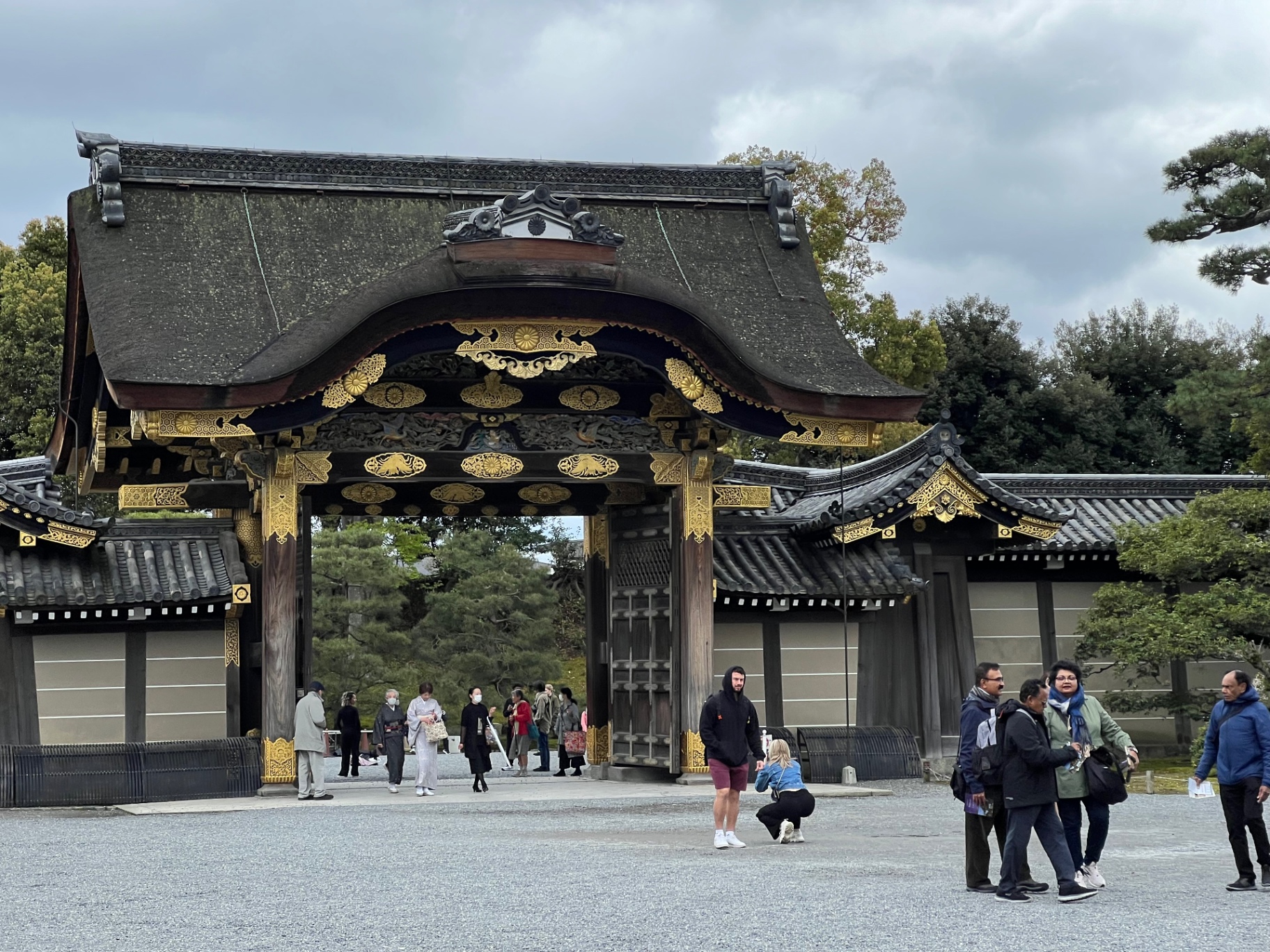Verziertes Haupttor der Nijō-Burg in Kyoto mit goldenen Beschlägen