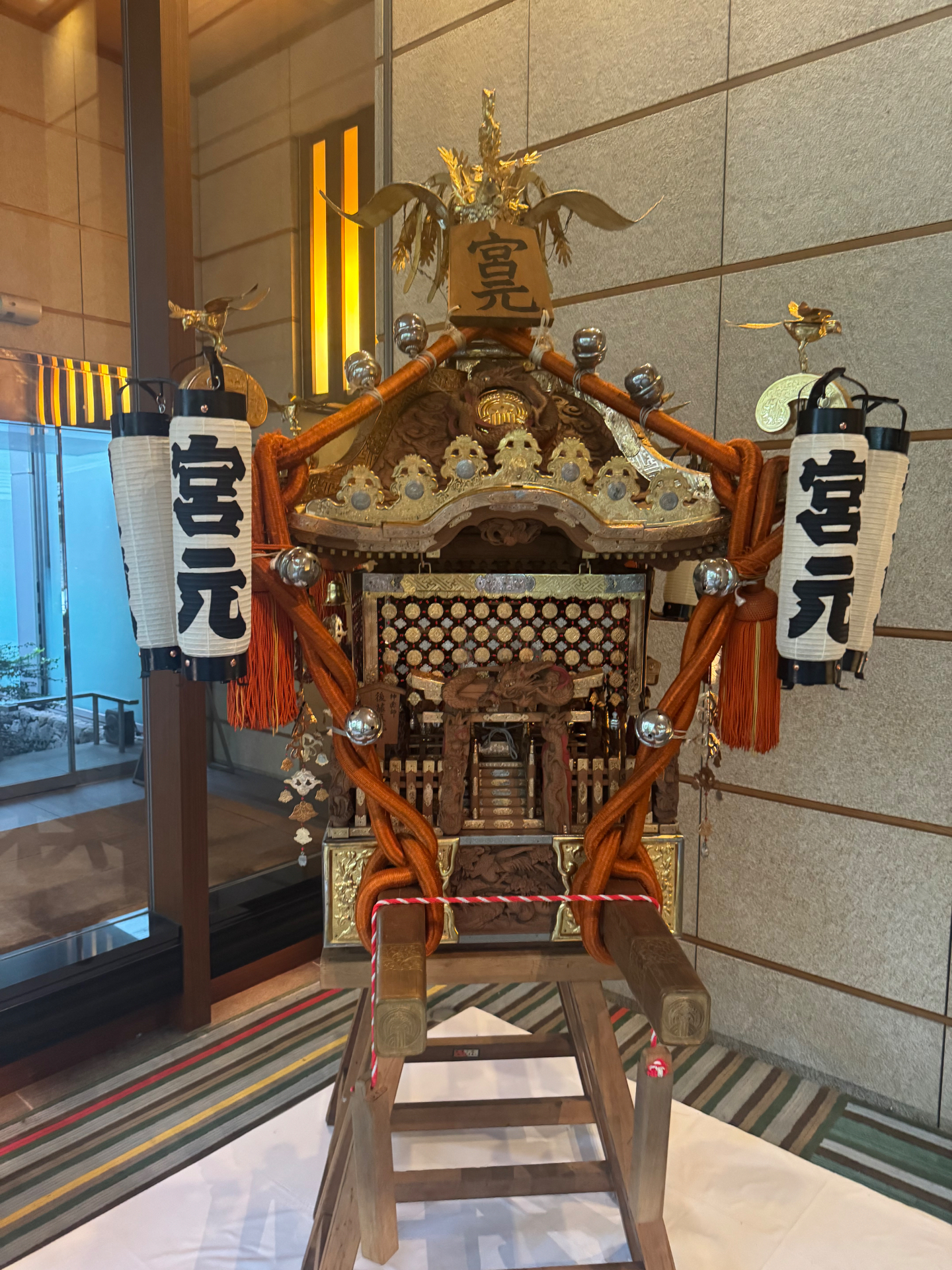 Traditioneller Mikoshi-Schrein mit goldenen Verzierungen und Laternen