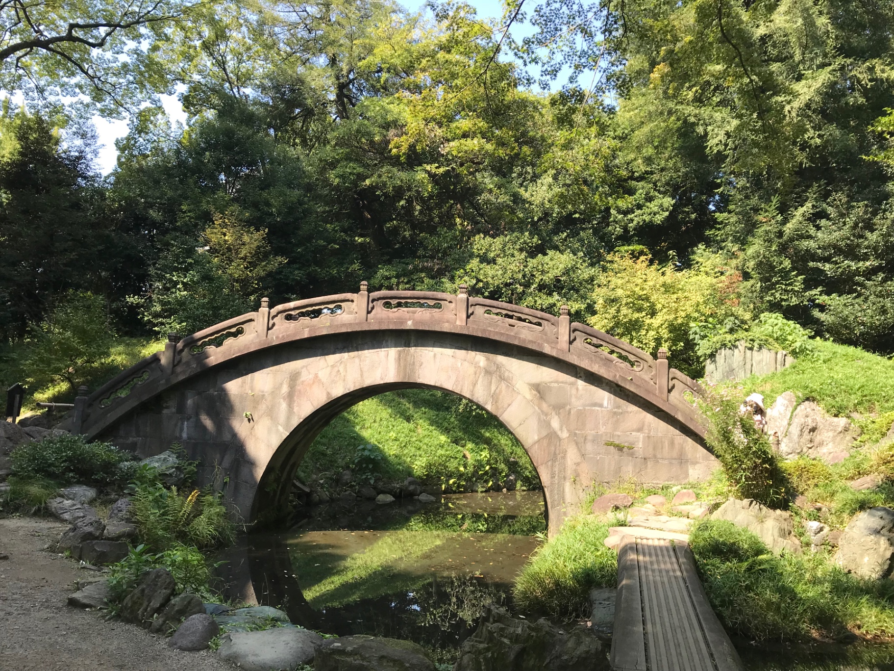 Steinerne Engetsukyō-Bogenbrücke im Koishikawa-Kōrakuen-Garten im grünen Wald