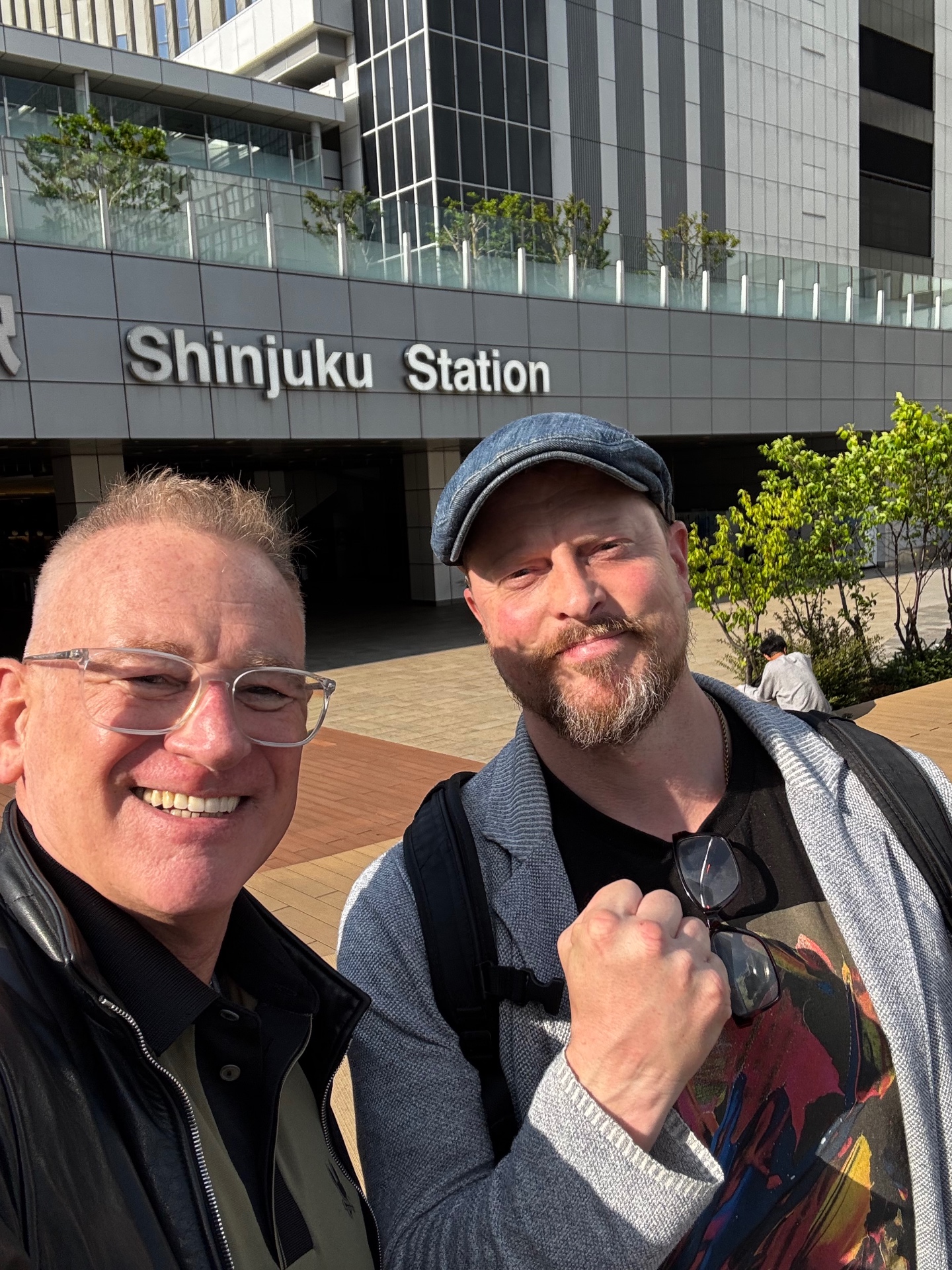 Selfie vor der Shinjuku Station in Tokio