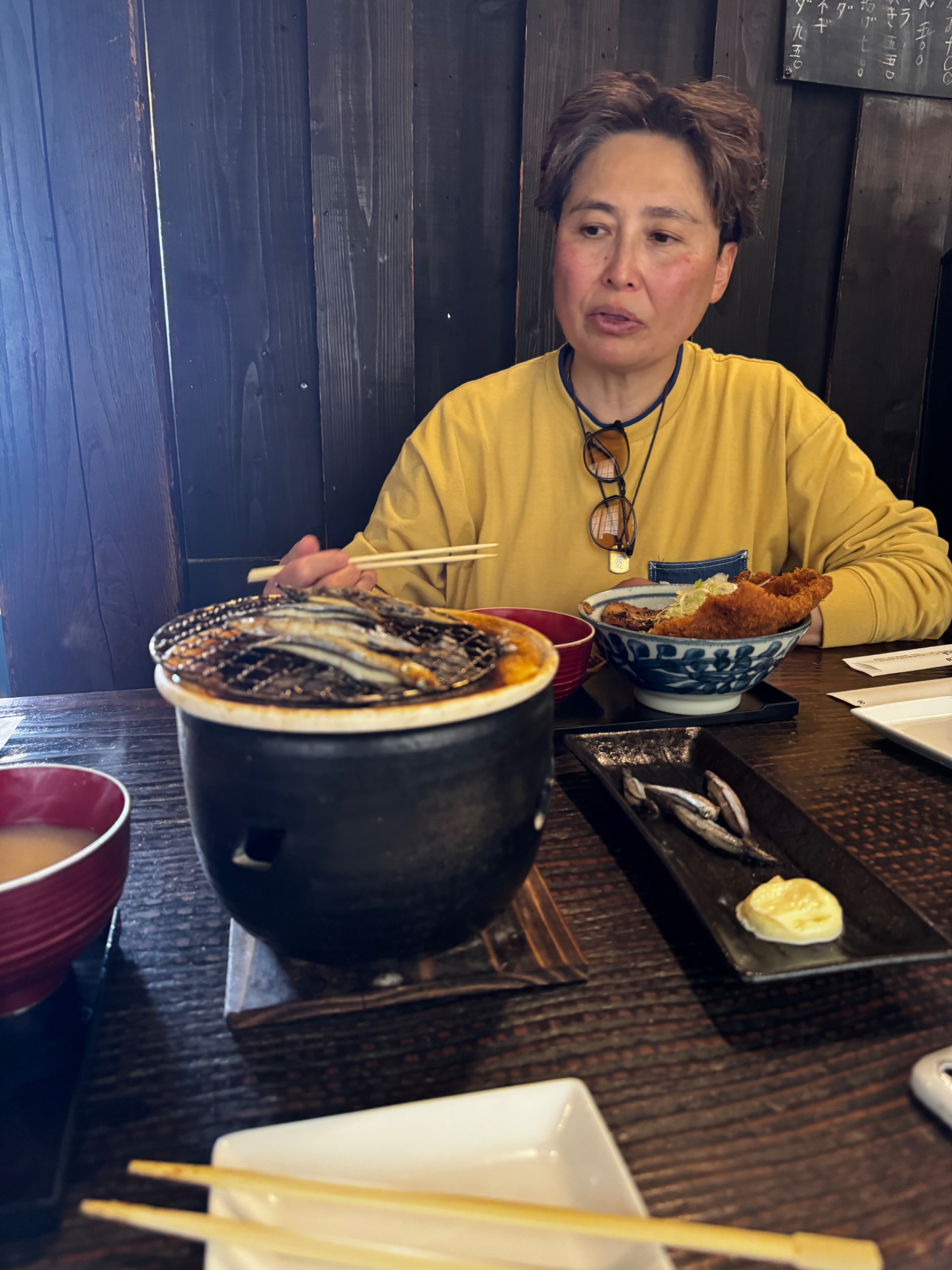 Mittagessen im japanischen Restaurant mit gegrilltem Fisch und Beilagen