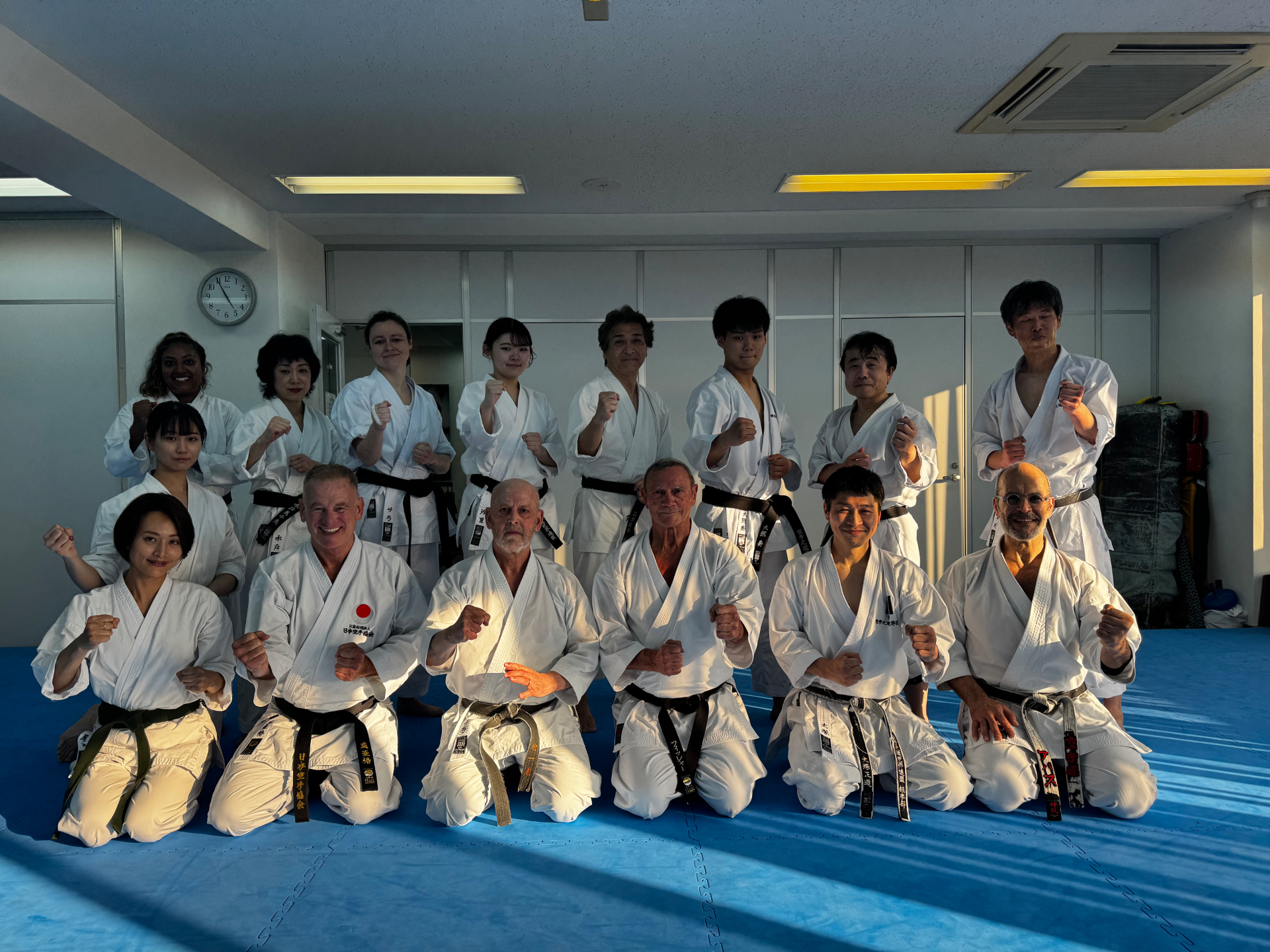 Gemeinsames Gruppenfoto einer Karate-Trainingsgruppe im japanischen Dojo