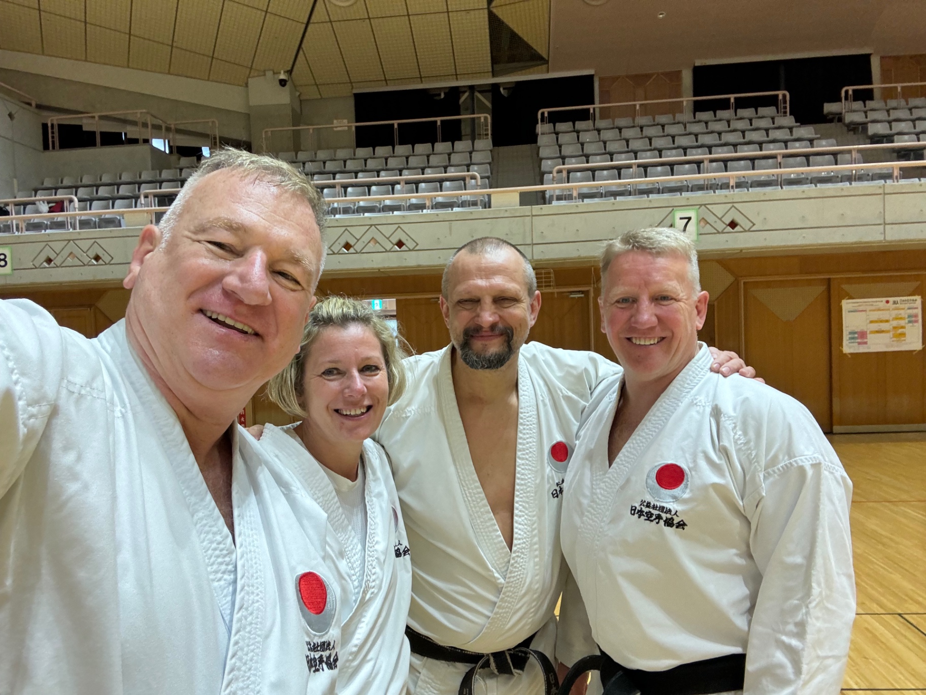 Selfie mit drei Trainingspartnern in der großen Karate-Halle in Japan