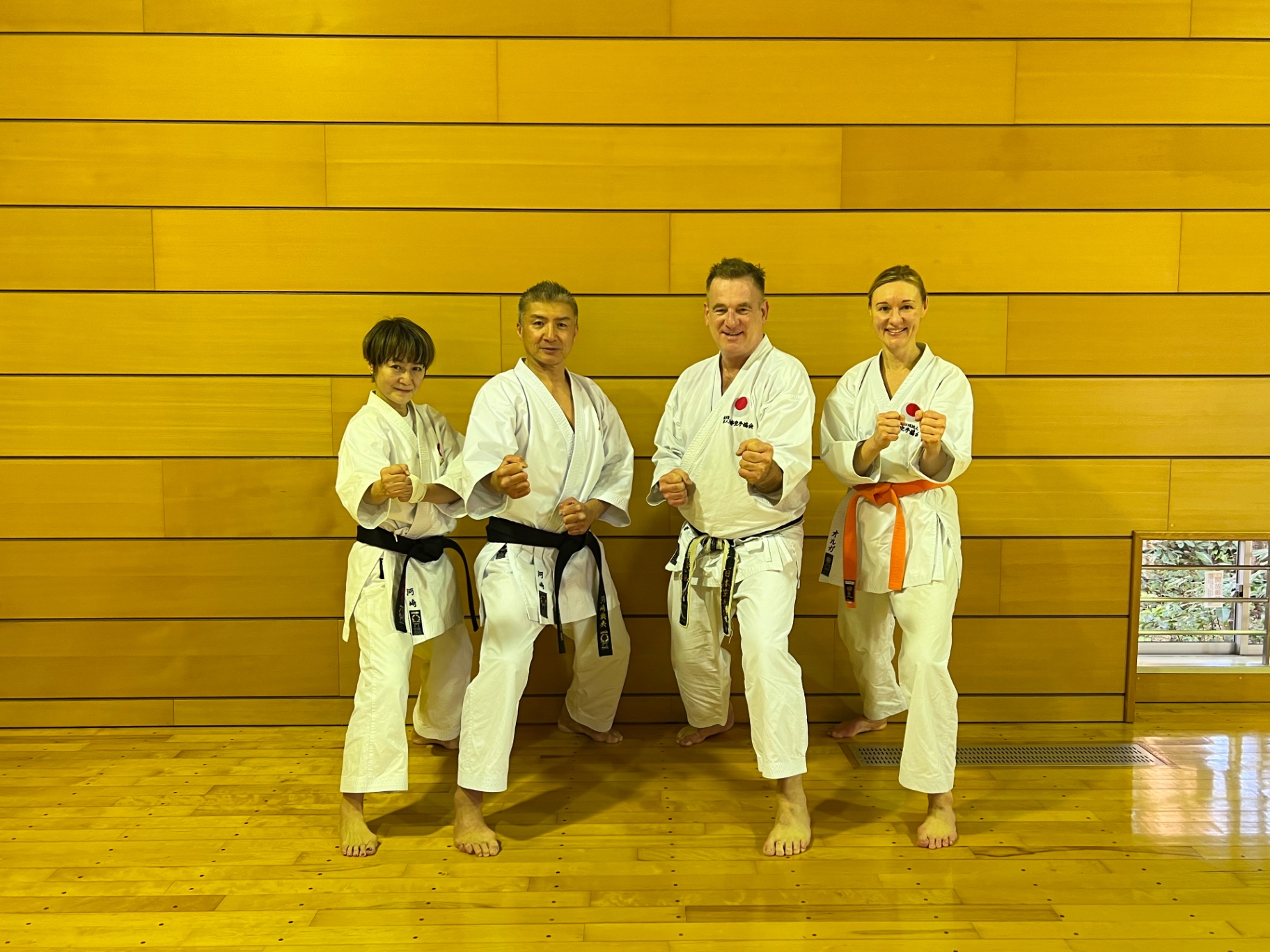 Gruppenfoto mit Sensei und Trainingspartnern in Kamae im japanischen Dojo
