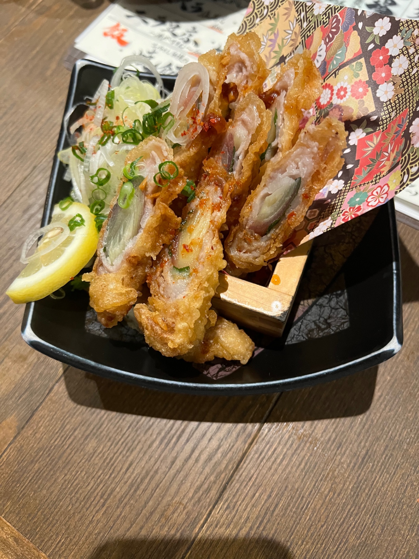 Knusprig frittiertes gerolltes Gericht mit Lauch, Zitrone und Gewürzen