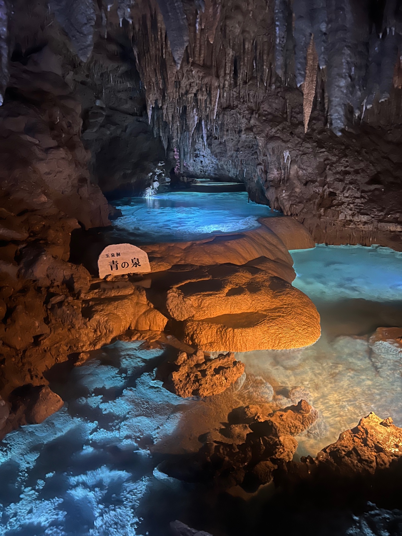 Leuchtend blaues Wasser in einer Tropfsteinhöhle in Okinawa