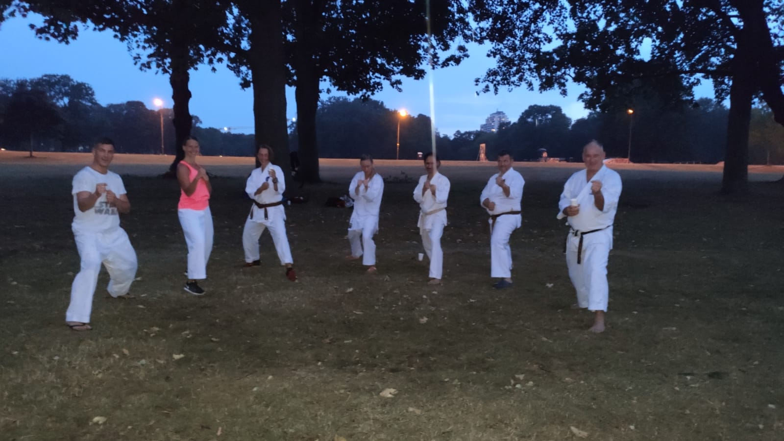 Outdoor-Training in der Abenddämmerung im Park