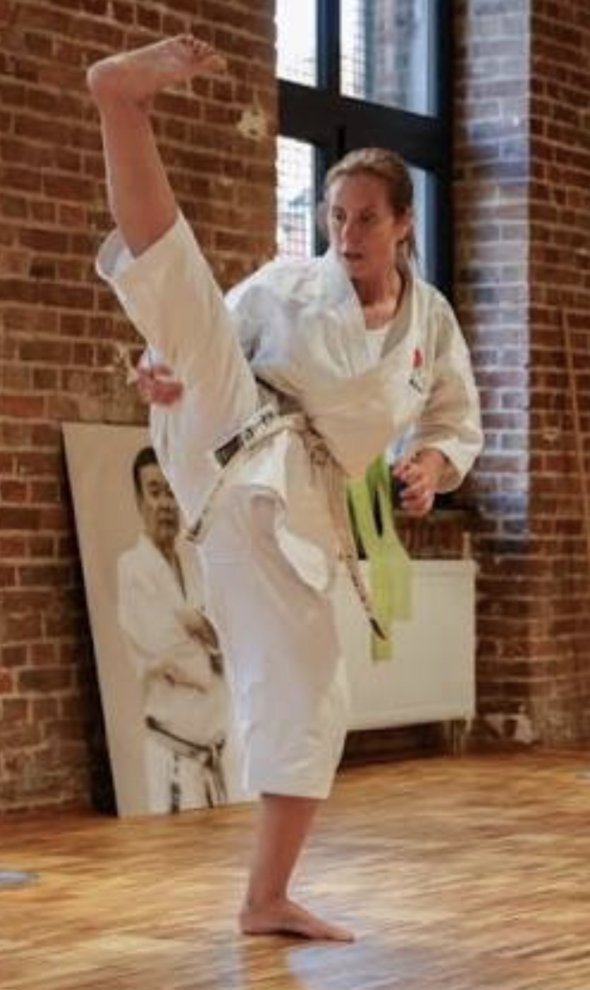 Daniela Erminy — Mawashi-Geri im Dojo