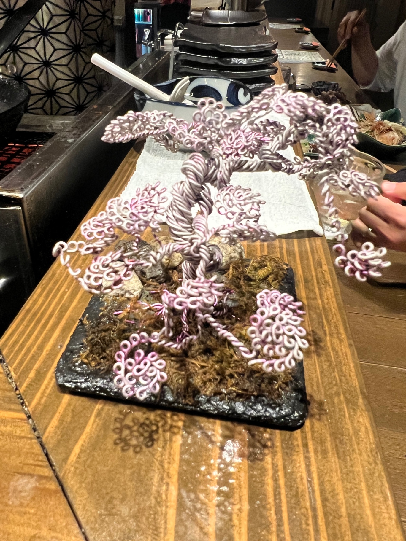 Verspielte Bonsai-ähnliche Tischdekoration in einer japanischen Izakaya