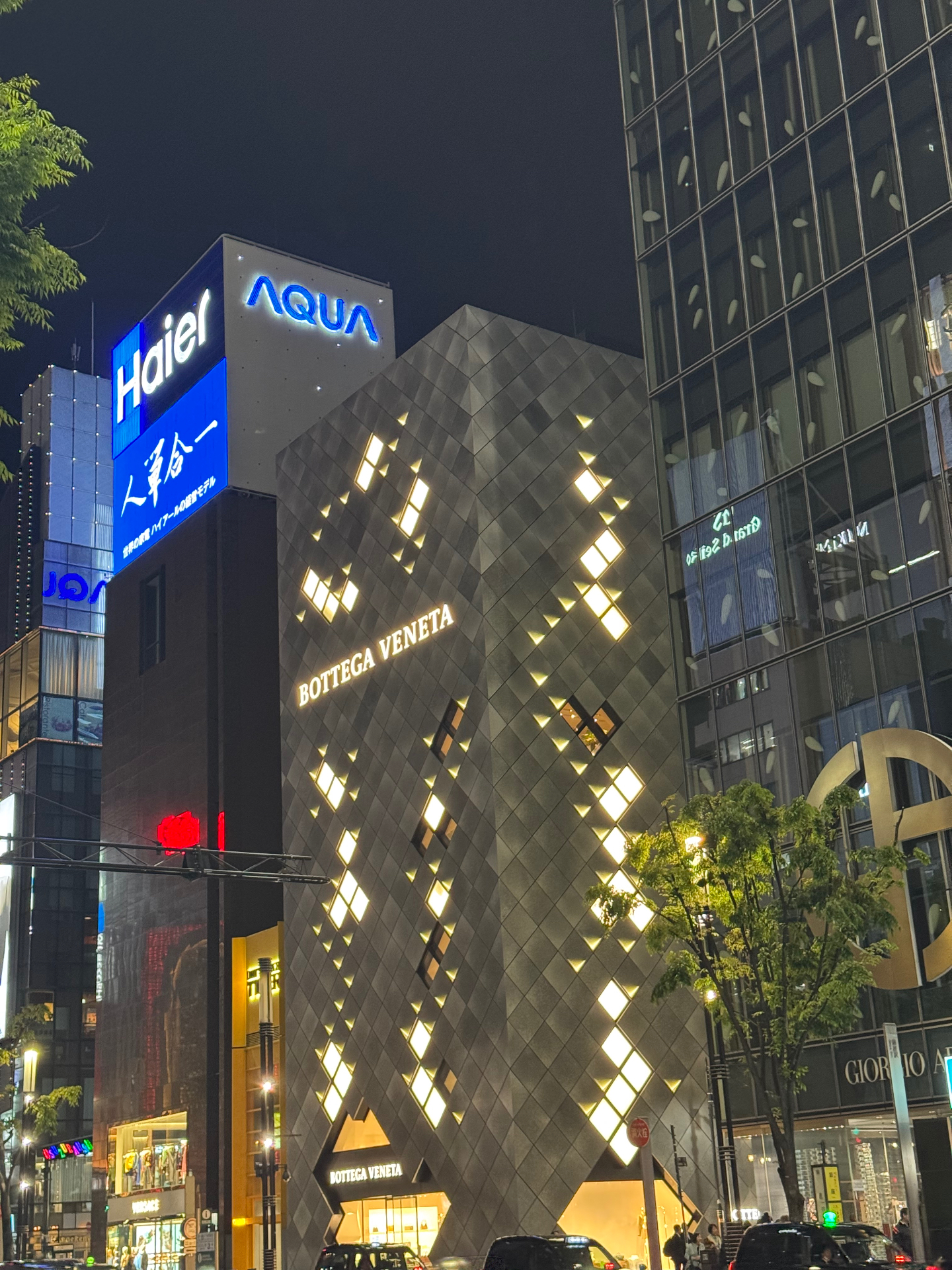 Bottega-Veneta-Fassade mit leuchtenden Rauten in Ginza bei Nacht