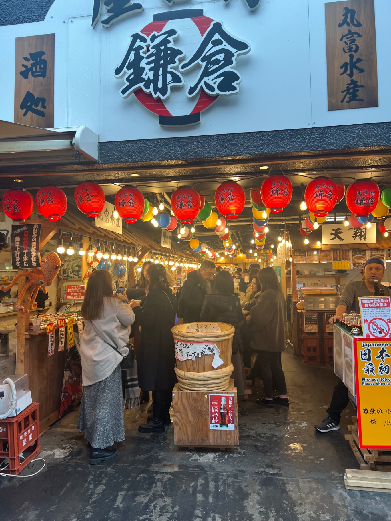 Yatai-Mura in Kamakura mit roten Laternen und vollem Treiben