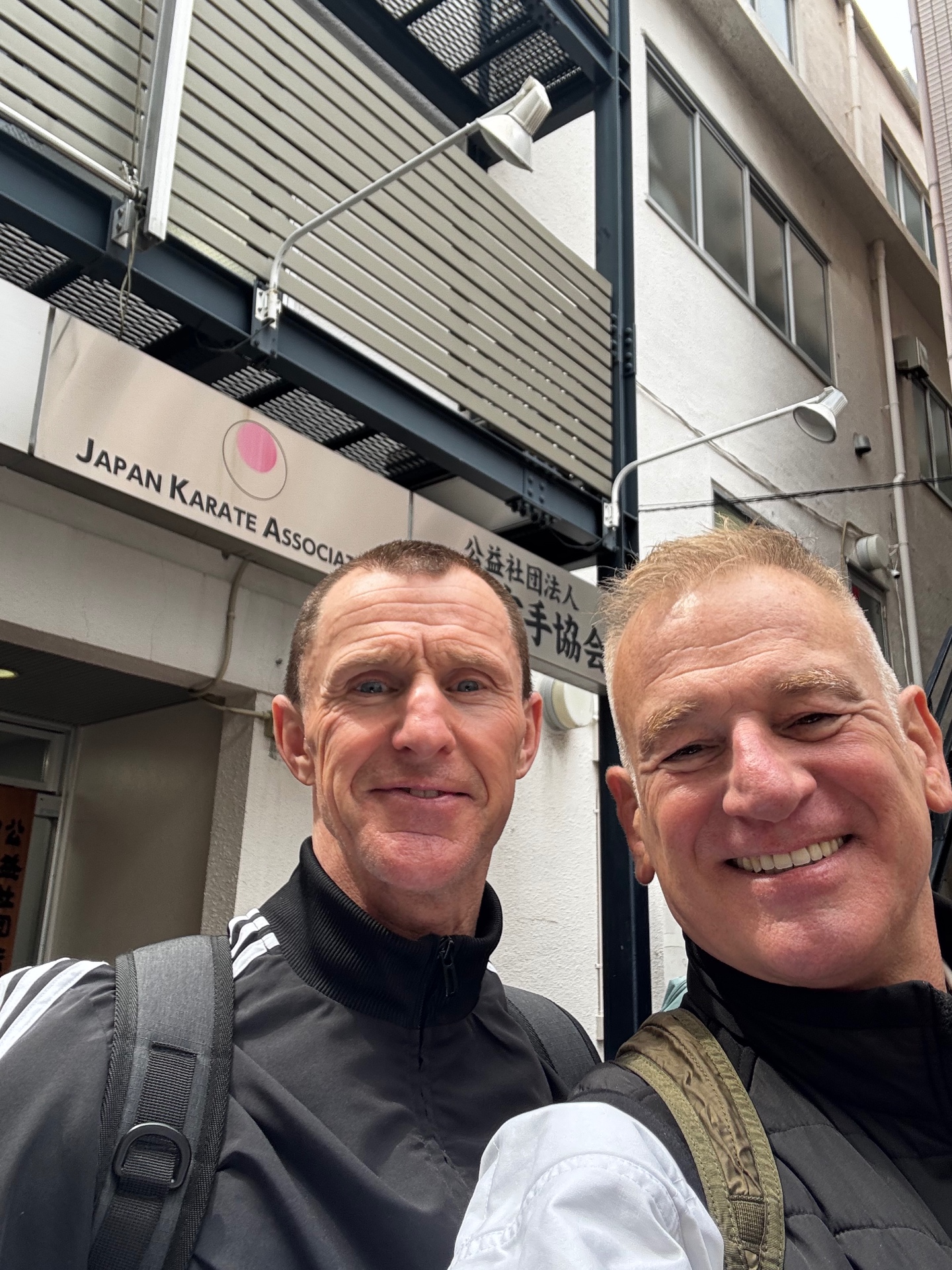 Selfie vor dem Eingang der Japan Karate Association in Tokio
