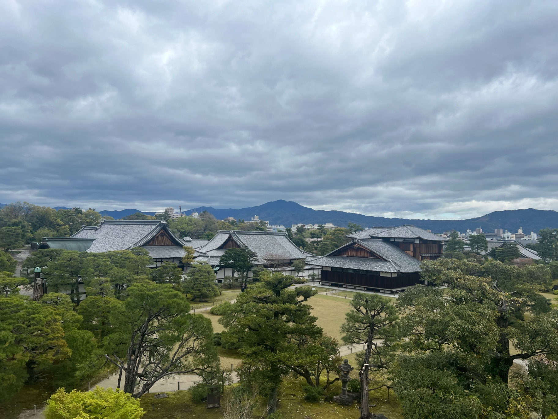 Panoramablick über die Dächer und Gärten der Nijō-Burg in Kyoto